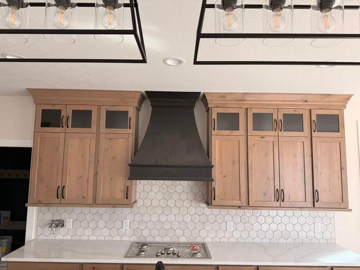 Range hood with white hexagon backsplash