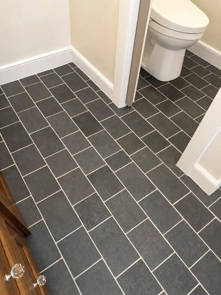 Bathroom floor in staggered slate tile